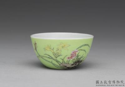 图片[2]-Cup with flowers and insects in green ground of falangcai painted enamels, Qing dynasty, Yongzheng reign 1723-1735-China Archive